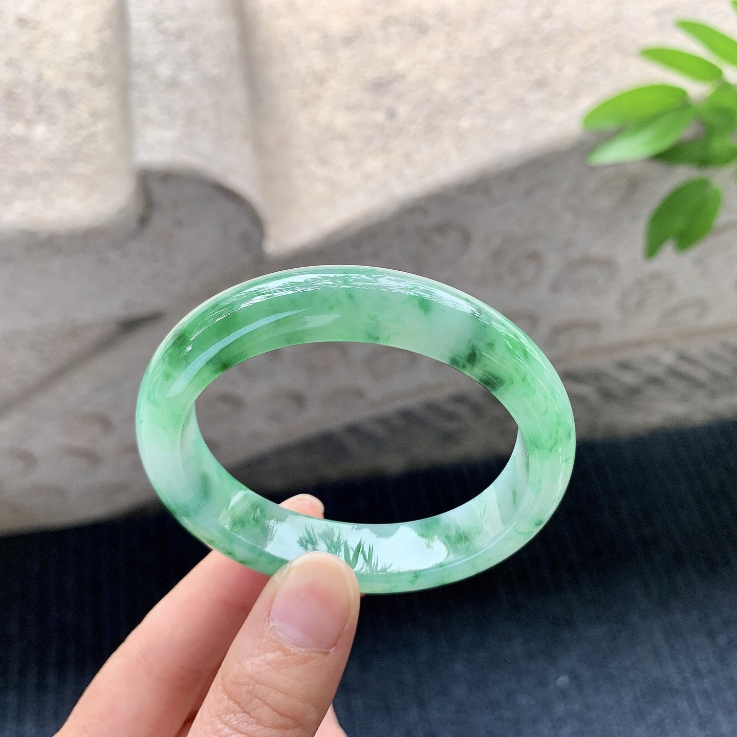 贵妃52 53，圈口53.8/46.3/12.6/8，编码A1080950，描述冰糯飘绿花，水润，种老，细腻，打灯有絮线