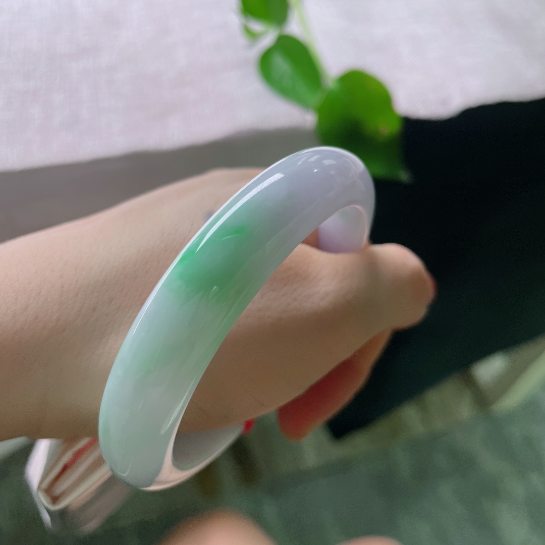 58.9/12.8/8.7，春彩正圈，一点皮纹，紫与绿相得益彰，春色恬静、翠色清新，上身十分衬肤色。ss56874a
