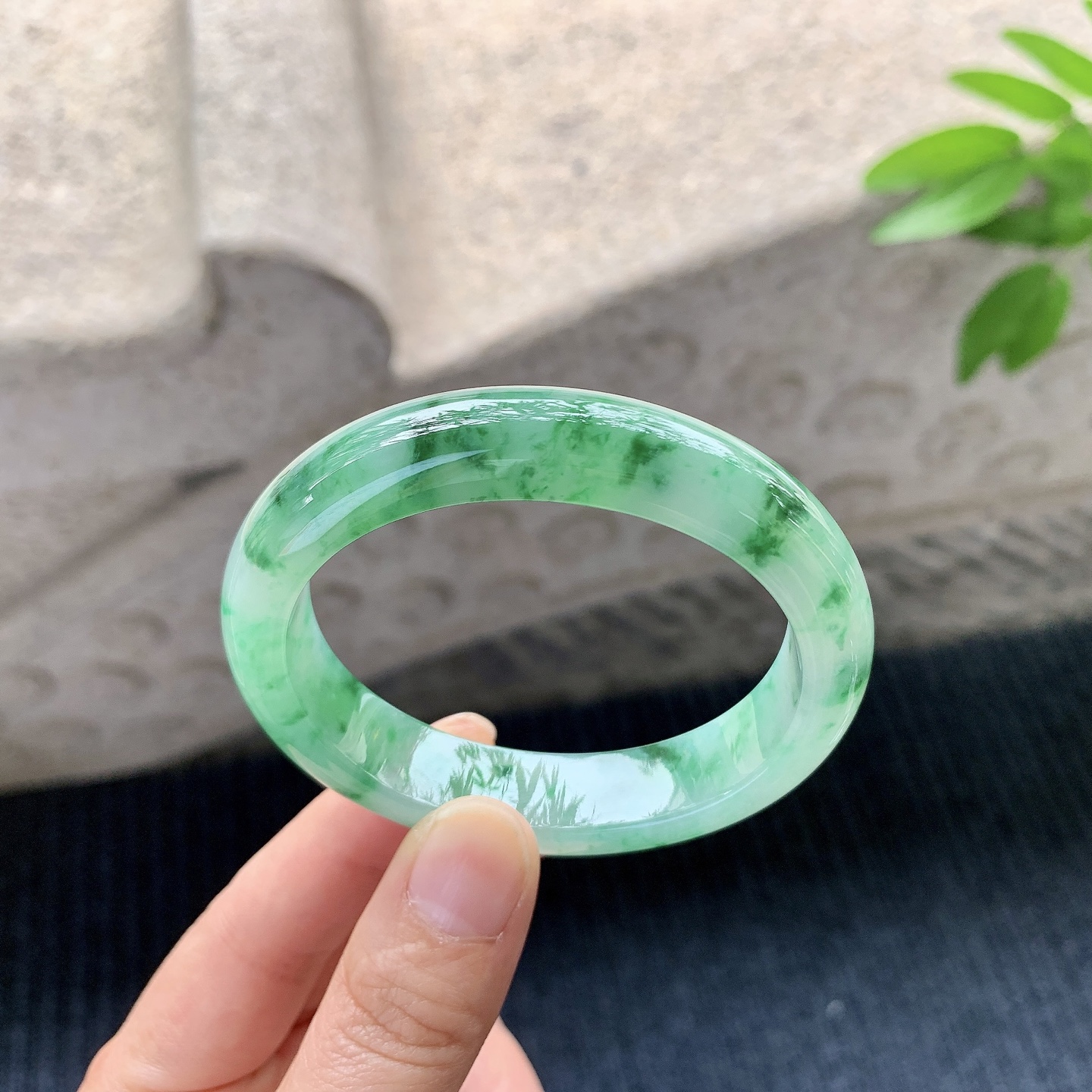 贵妃52 53，圈口53.8/46.3/12.6/8，编码A1080950，描述冰糯飘绿花，水润，种老，细腻，打灯有絮线