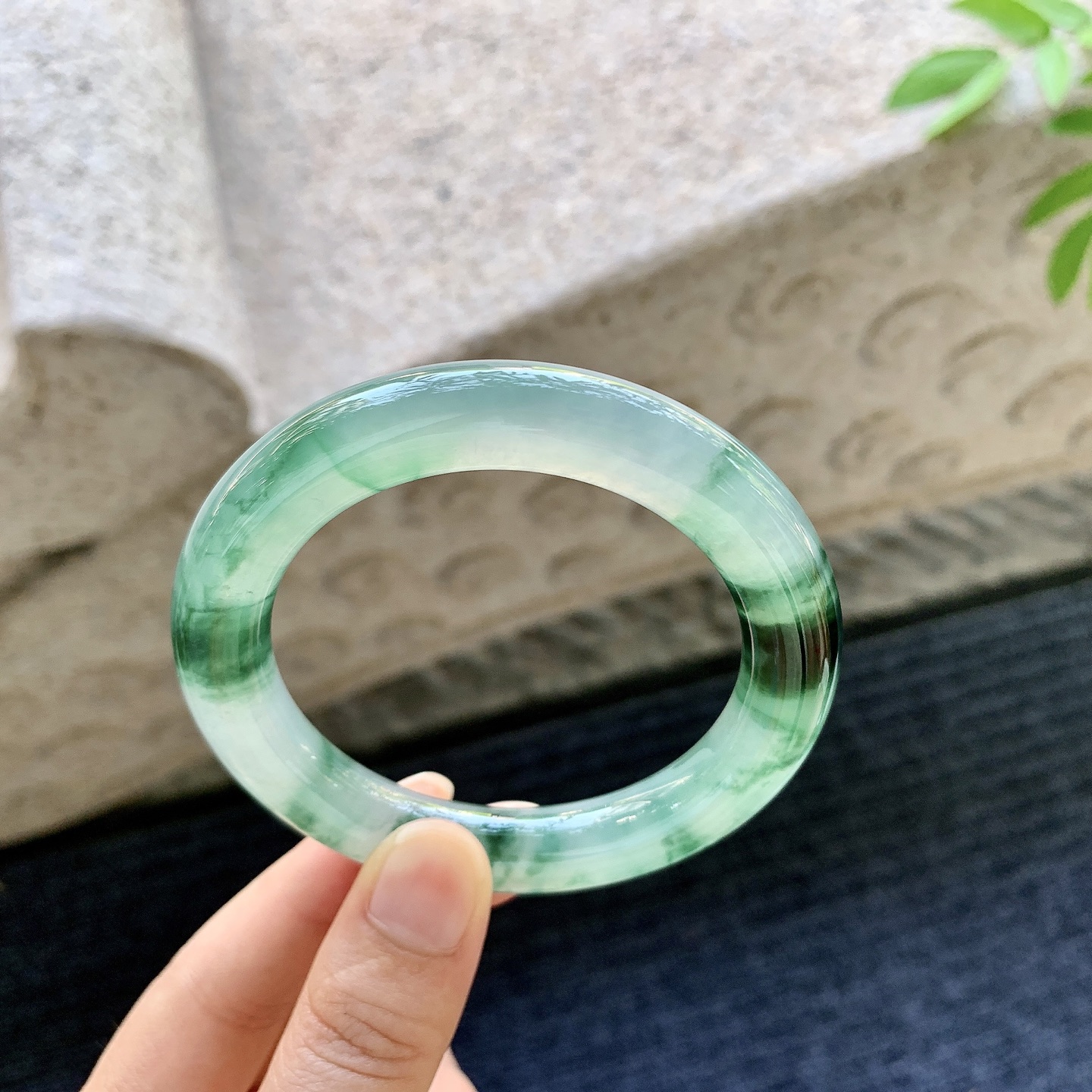 圆条53 54，圈口54.2/10.3/10.8，编码W6080935，描述冰飘绿，清透，水润，种老，细腻，打灯有絮线
