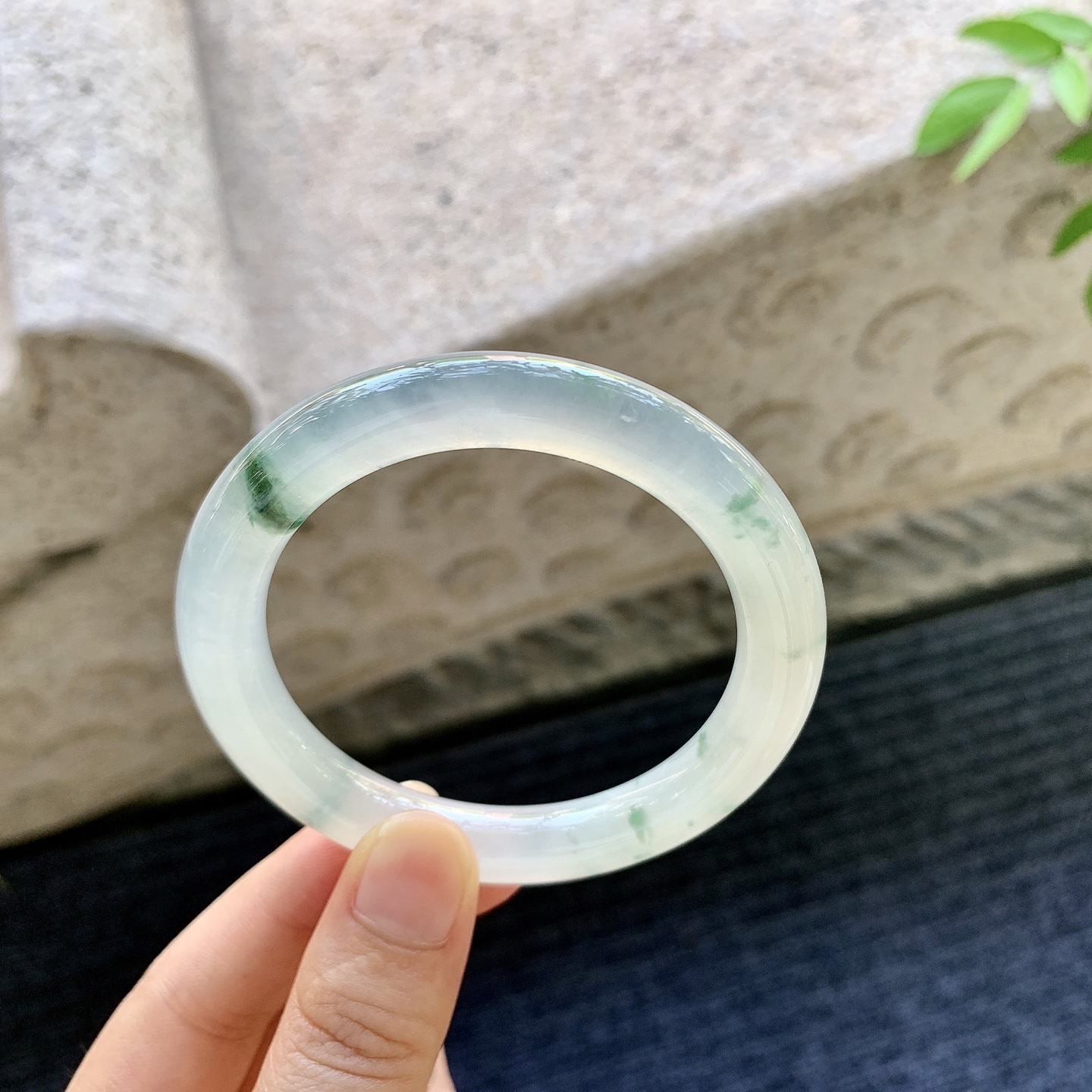 圆条53 54，圈口54.2/9.2/9.4，编码B2080920，冰飘花，清透，水润，种老，细腻，有纹线。