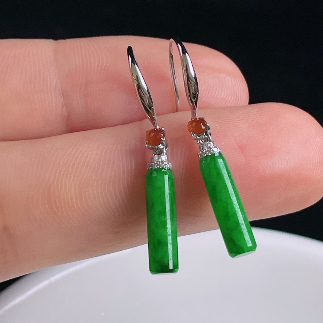 ️辣绿耳坠，老种起光，细底通透，尺寸：裸石13/3.7mm0809