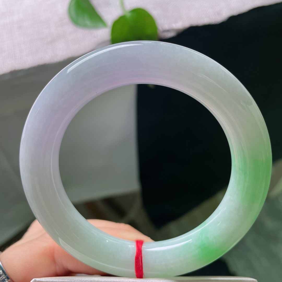 56/11.6，春彩圆条，一点皮纹，朦胧紫底衬鲜翠，花色清新柔和，器型饱满厚实，氛围感满满的春日手镯