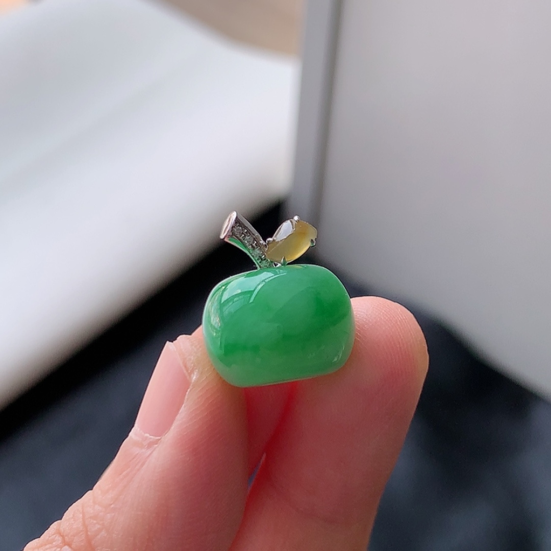 冰飘绿苹果吊坠  色阳色艳，种老水润，饱满圆润，佩戴优雅时尚 货号25807，14.5-10.1