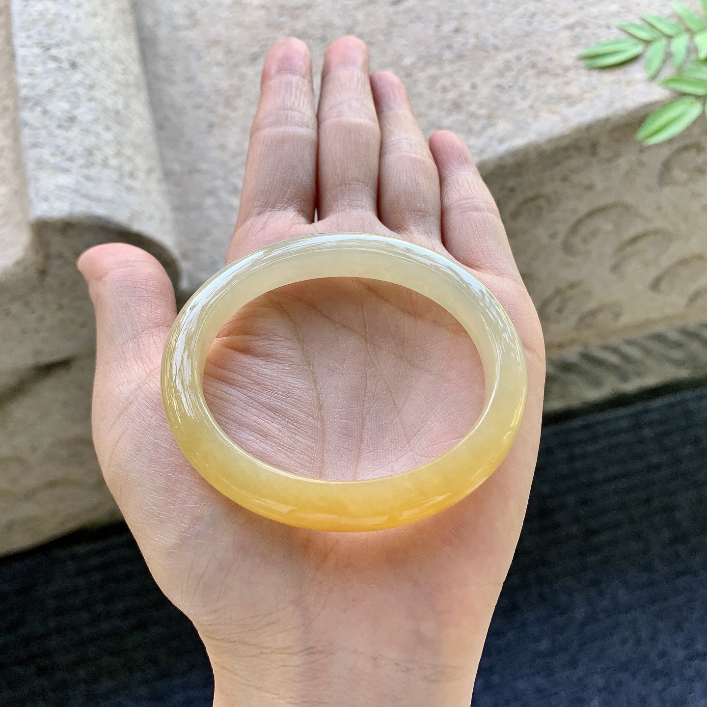 贵妃52 53，圈口52.9/46.3/8.7/7.3，编码GL081028，糯冰黄翡，水润，种老，细腻，打灯有纹絮