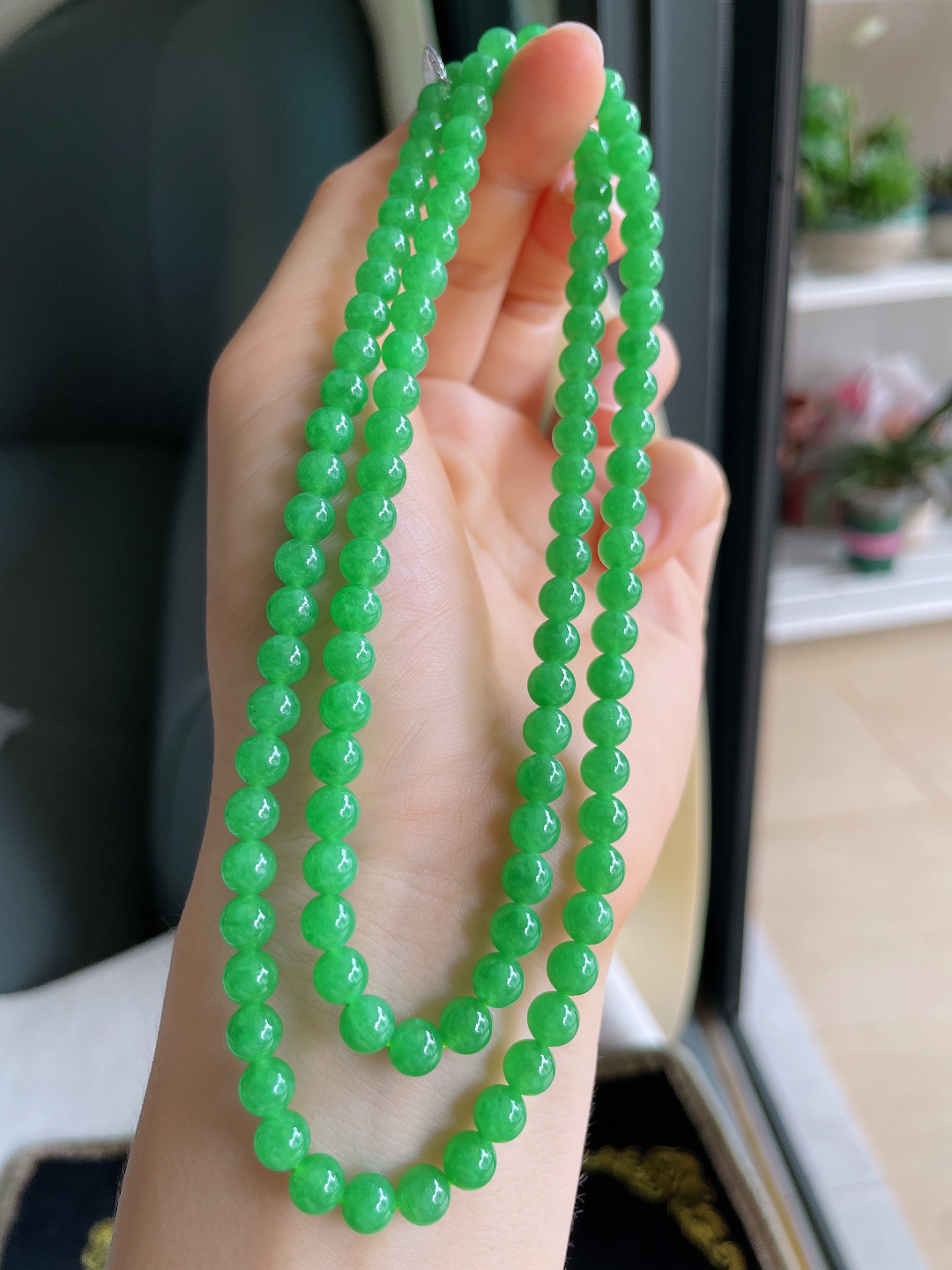 缅甸天然翡翠A货，冰种满绿珠链，尺寸：5.6mm106颗。【编3411】