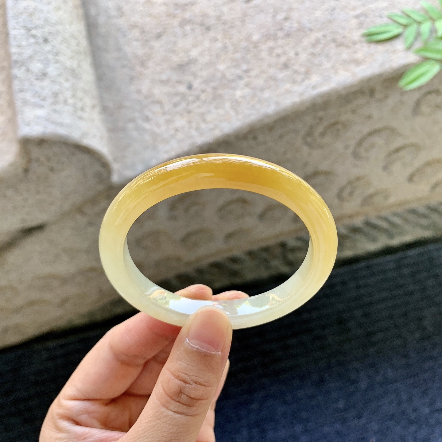 贵妃52 53，圈口52.9/46.3/8.7/7.3，编码GL081028，糯冰黄翡，水润，种老，细腻，打灯有纹絮