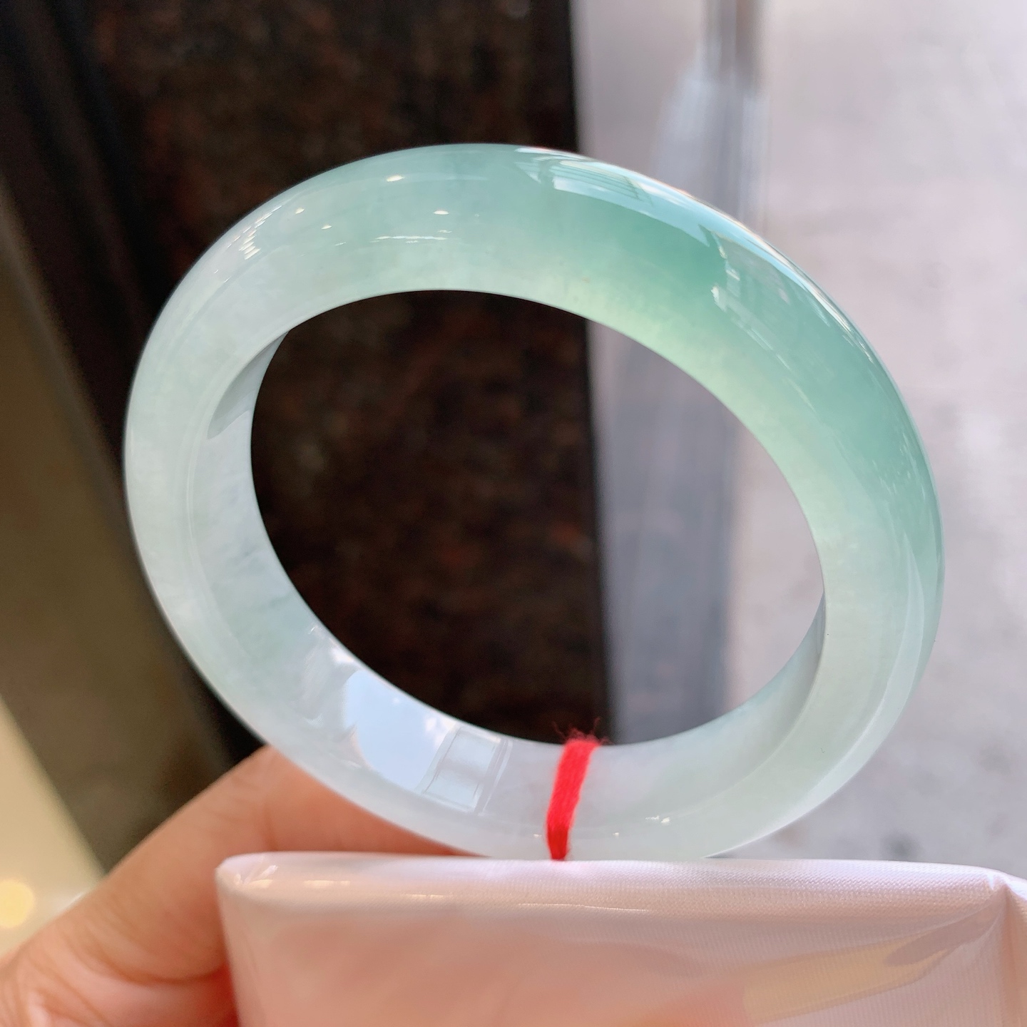 正圈冰飘绿 无裂 尺寸：55/12.6/8.6 种色俱佳
