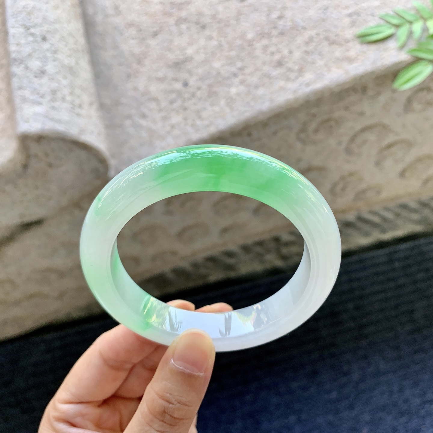 正圈56 57，圈口57.2/12.5/7.3，编码GJ081020，描述冰糯飘阳绿，水润，种老，细腻，打灯有絮线