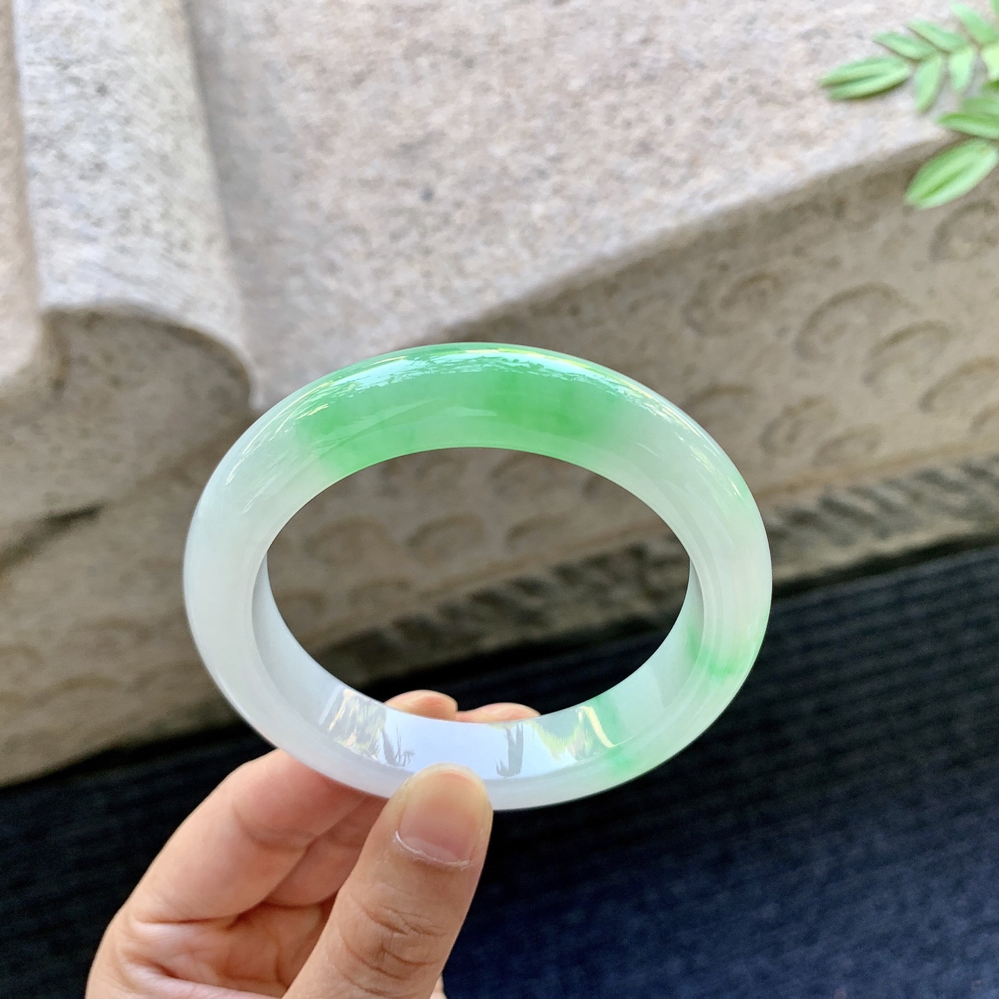 正圈56 57，圈口57.2/12.5/7.3，编码GJ081020，描述冰糯飘阳绿，水润，种老，细腻，打灯有絮线