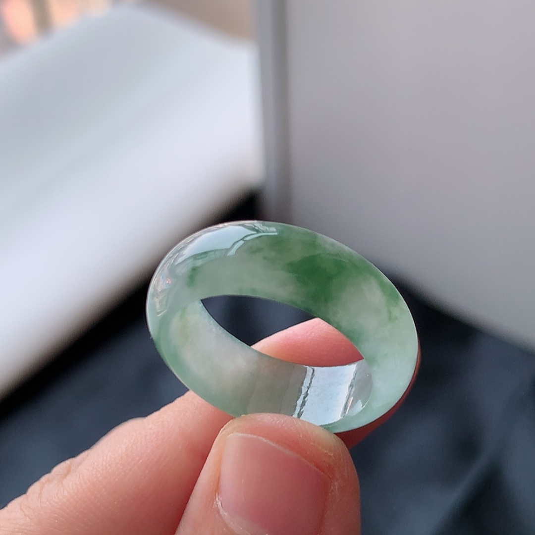 冰飘花戒圈 翠色清新，种老底子细腻，佩戴简单大方货号10807，24.0-7.4-3.2