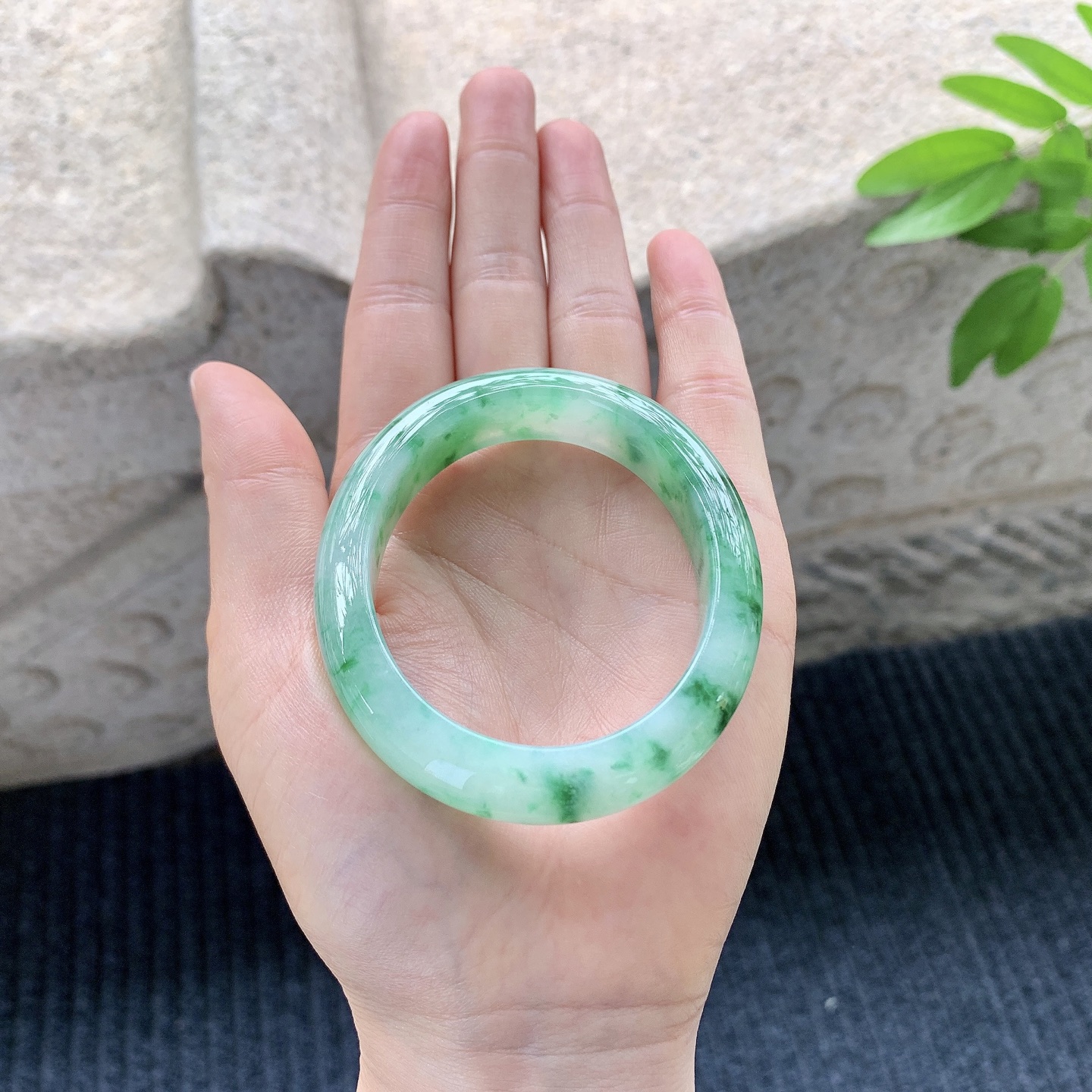 贵妃52 53，圈口53.8/46.3/12.6/8，编码A1080950，描述冰糯飘绿花，水润，种老，细腻，打灯有絮线