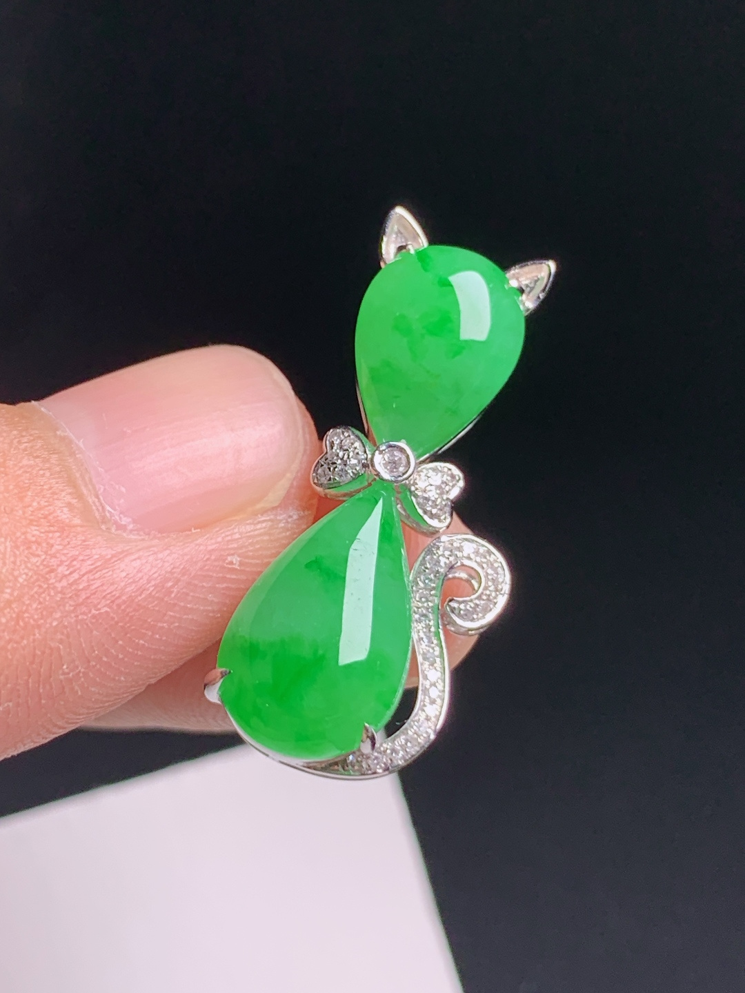 ️ 阳绿招财猫水滴吊坠，色艳浓郁，款式俏皮，灵动吸睛，裸石13.5-7.9-3.528.2