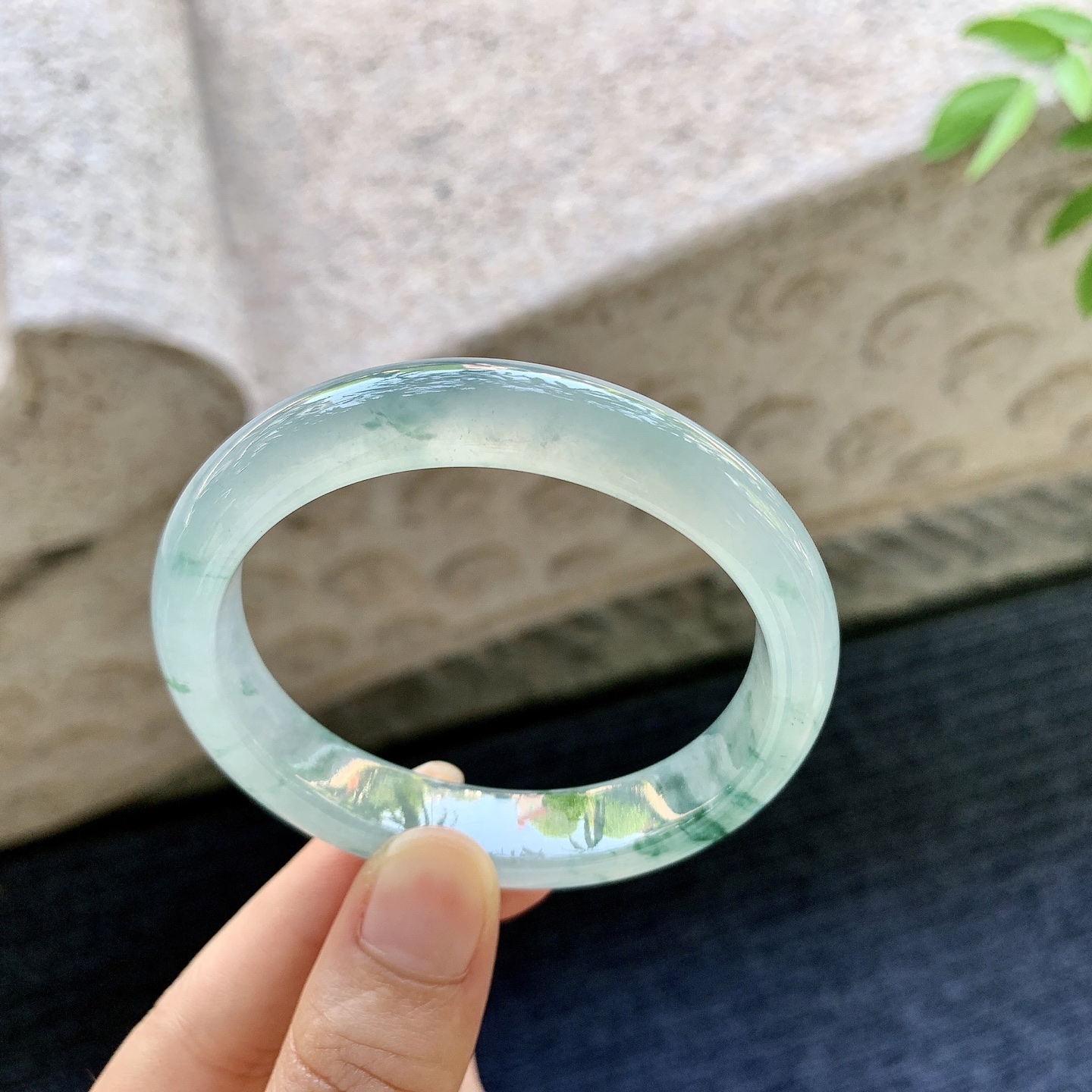 贵妃53 54，圈口54.5/47.5/11.8/7.8，编码C5080918，描述：冰飘花，水润，种老，细腻，无裂。