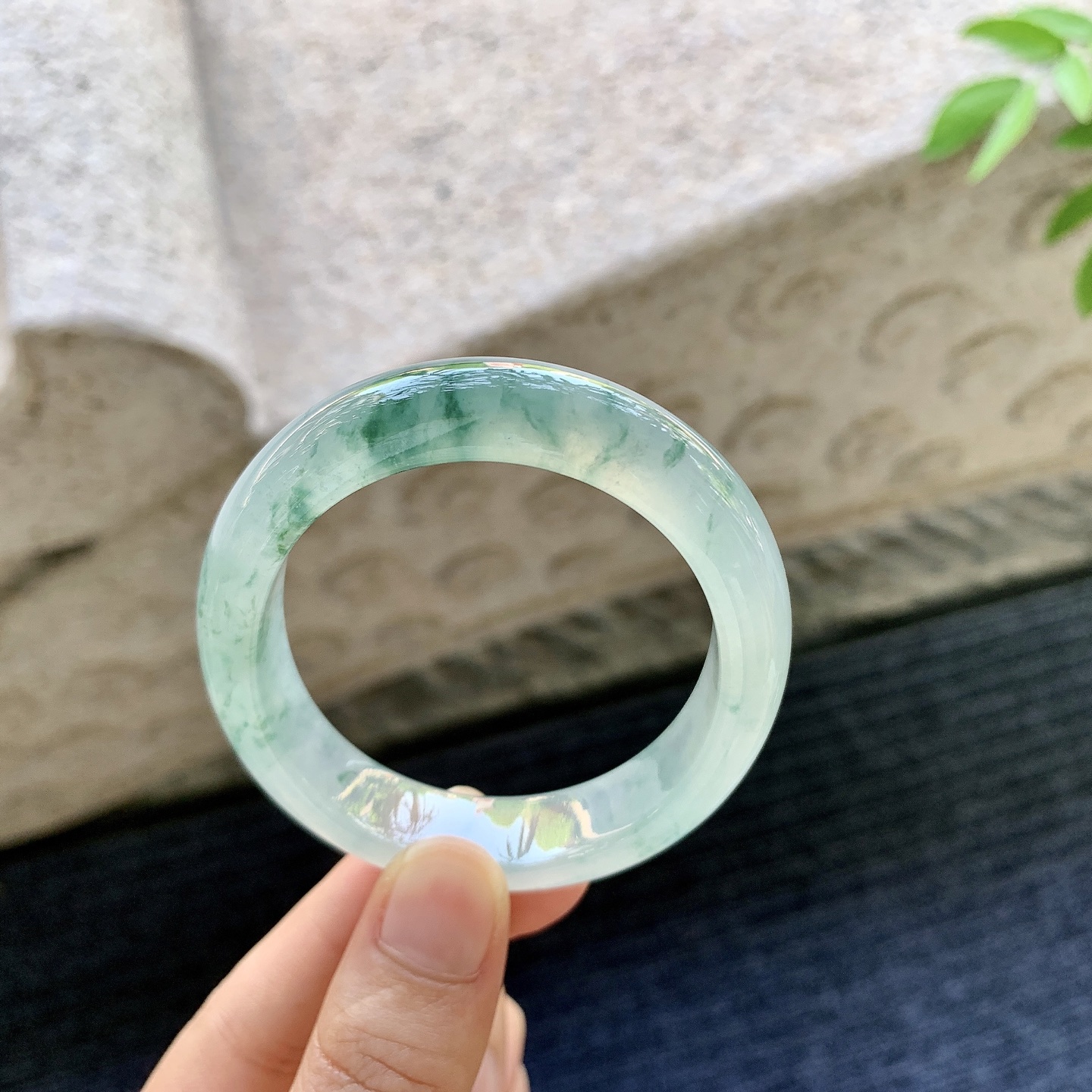 贵妃53 54，圈口54.5/47.5/11.8/7.8，编码C5080918，描述：冰飘花，水润，种老，细腻，无裂。