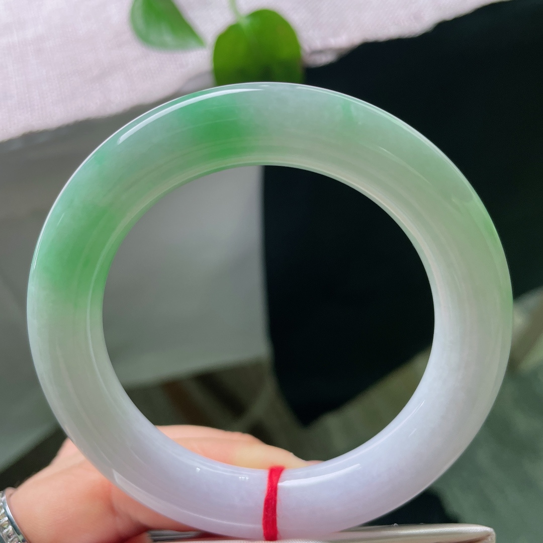 56/11.6，春彩圆条，一点皮纹，朦胧紫底衬鲜翠，花色清新柔和，器型饱满厚实，氛围感满满的春日手镯