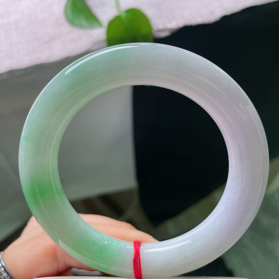 56/11.6，春彩圆条，一点皮纹，朦胧紫底衬鲜翠，花色清新柔和，器型饱满厚实，氛围感满满的春日手镯。ss56694a