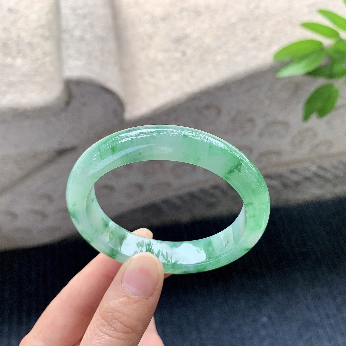 贵妃52 53，圈口53.8/46.3/12.6/8，编码A1080950，描述冰糯飘绿花，水润，种老，细腻，打灯有絮线