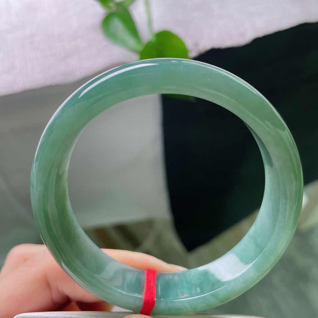58/14.4/8.1，油绿正圈，无裂，正装宽厚条形制，镯身圆润规整，上手厚实稳重，经典大方。ss56474a
