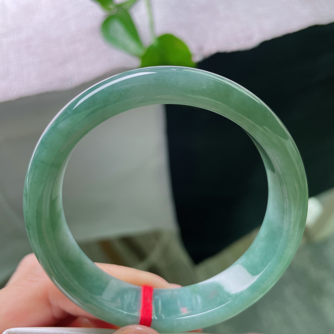 58/14.4/8.1，油绿正圈，无裂，正装宽厚条形制，镯身圆润规整，上手厚实稳重，经典大方。ss56474a