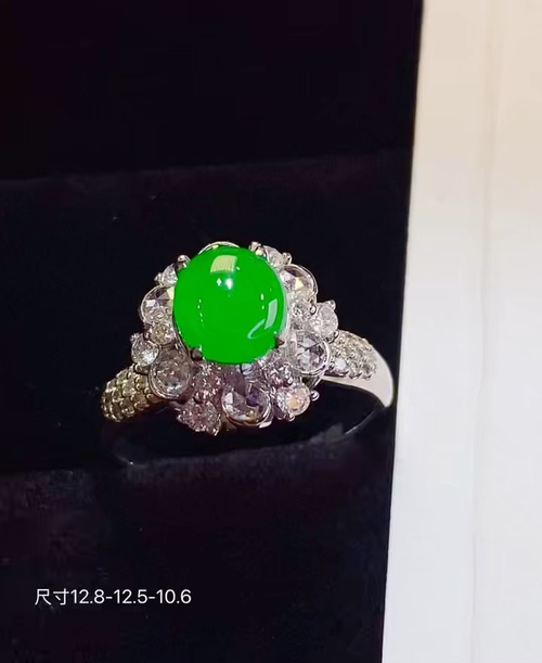 18k金+钻玻璃种阳绿蛋面戒指，饱满细腻上档次，无裂，12.8-12.5-10.6