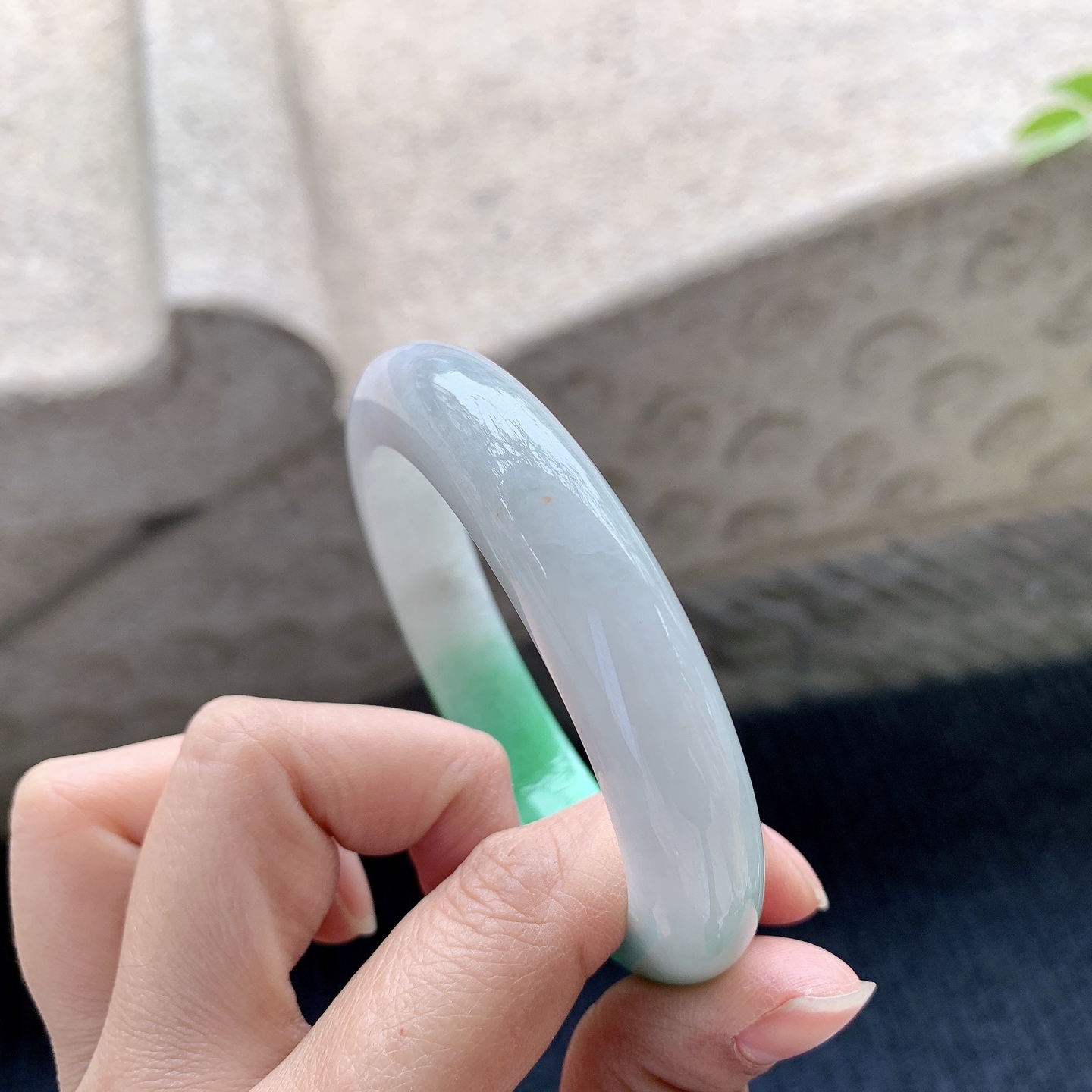 正圈54 55，圈口55.1/12.1/9.3，编码FL080954，描述飘辣绿，水润，种老，细腻，打灯有絮线