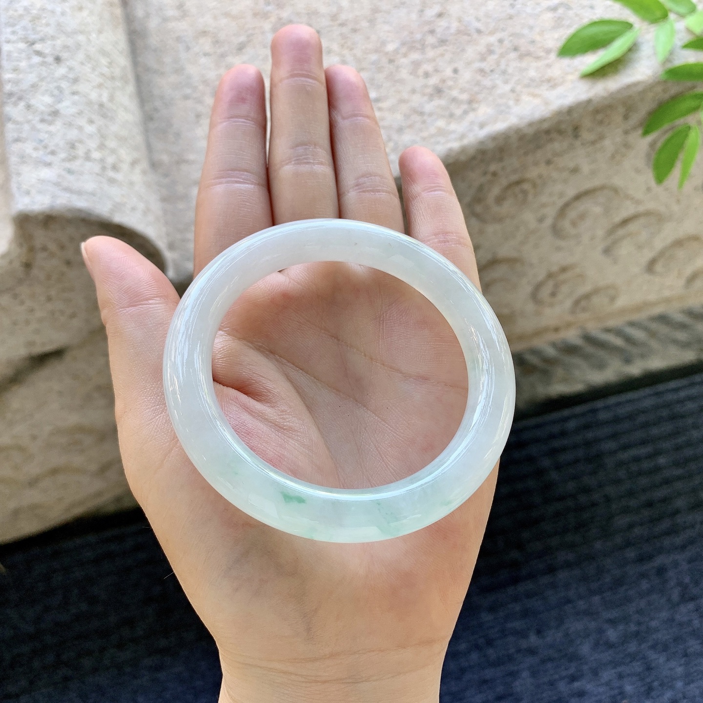圆条53 54，圈口54.6/10.1/9.6，编码C5080924，描述：冰糯飘绿，水润，种老，细腻，有纹线