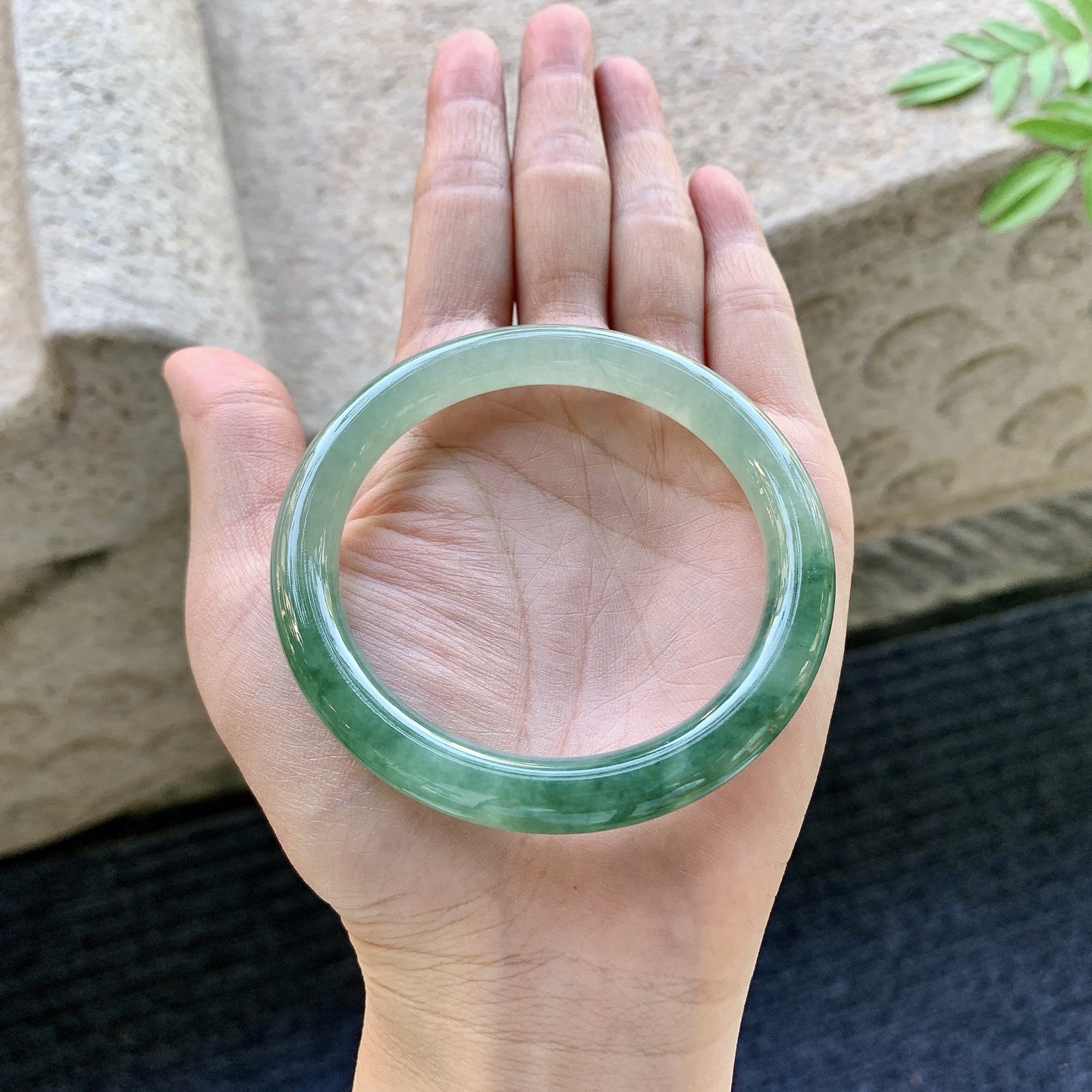 圆条53 54，圈口54.8/8.2/8.3，编码B2081007，糯冰绿花，水润，种老，细腻，无裂