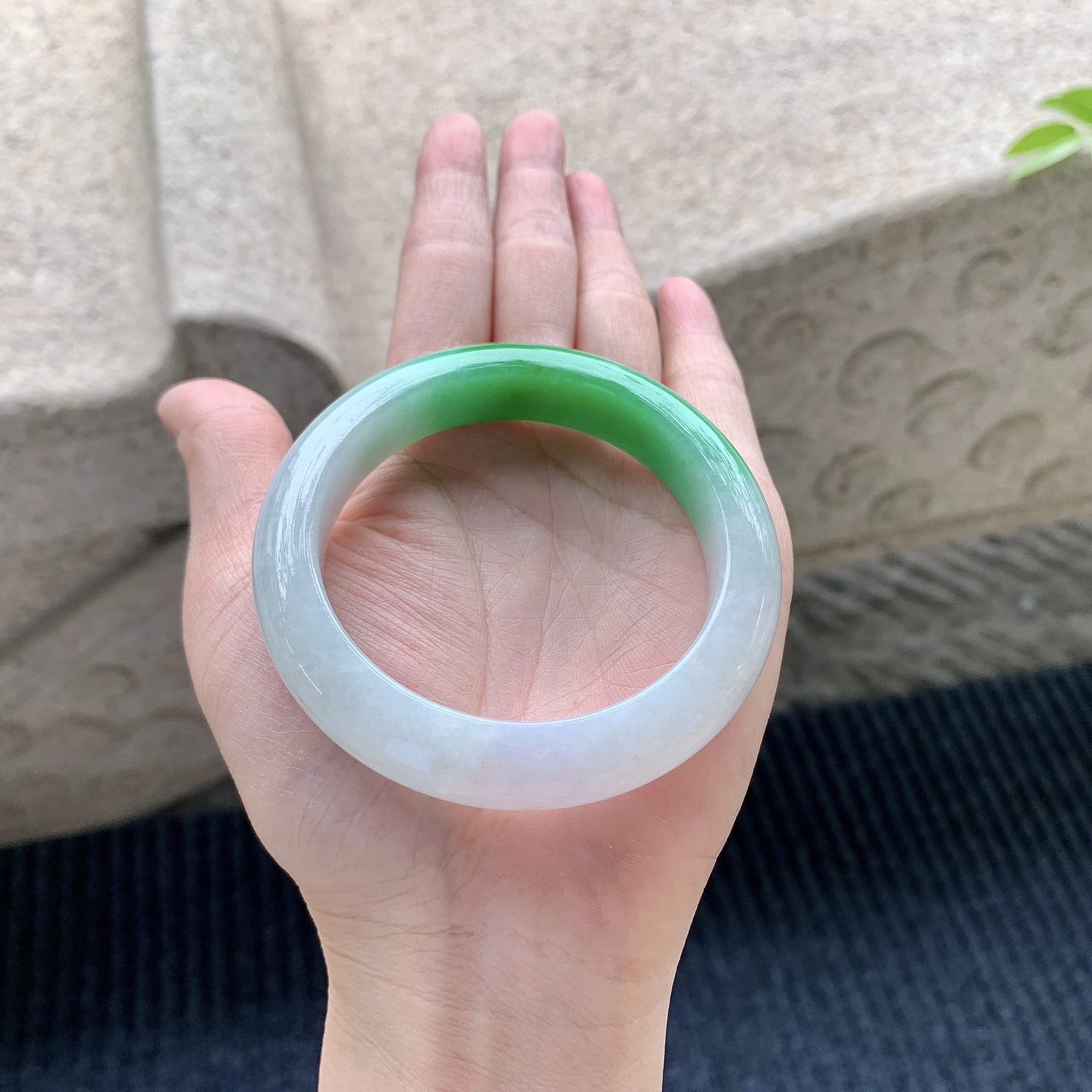 正圈54 55，圈口55.1/12.1/9.3，编码FL080954，描述飘辣绿，水润，种老，细腻，打灯有絮线