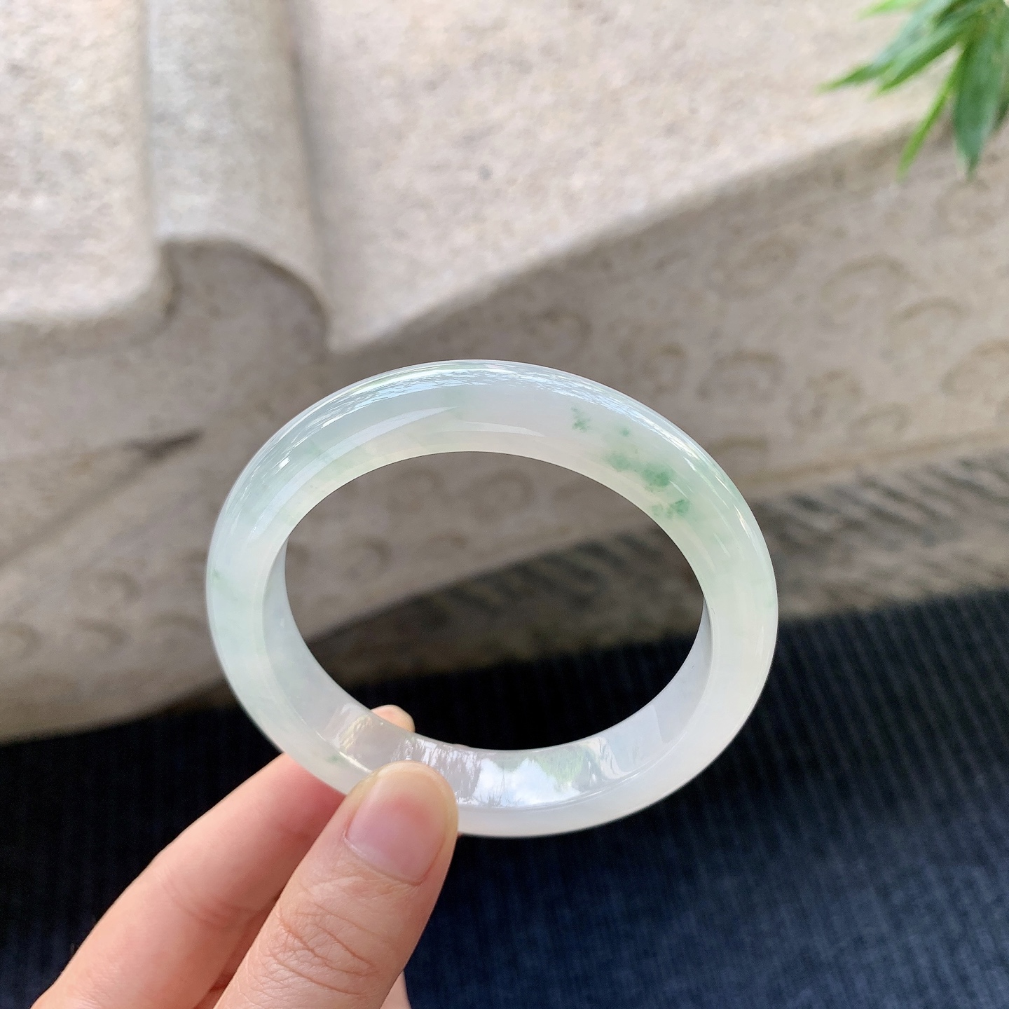 正圈55 56，圈口56.2/12.4/8.6，编码DW080957，冰糯飘花，清透，水润，种老，无裂。