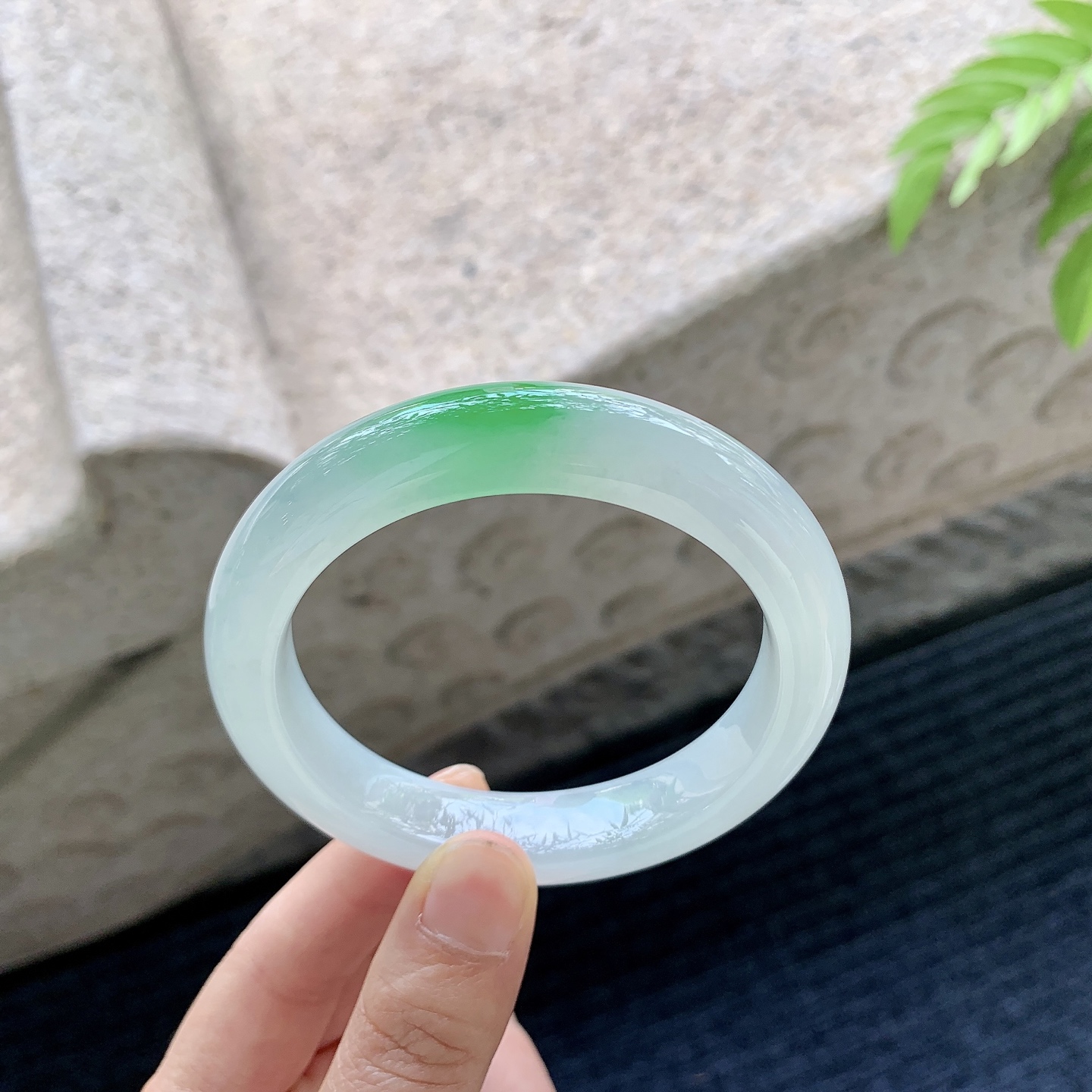 正圈56 57，圈口57.6/12.2/9.4，编码H3080941，描述冰糯飘阳绿，水润，种老，细腻，无裂。