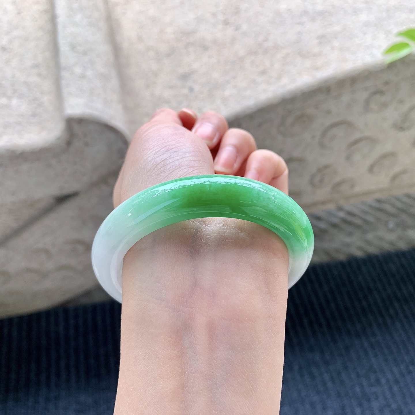 正圈54 55，圈口55.1/12.1/9.3，编码FL080954，描述飘辣绿，水润，种老，细腻，打灯有絮线