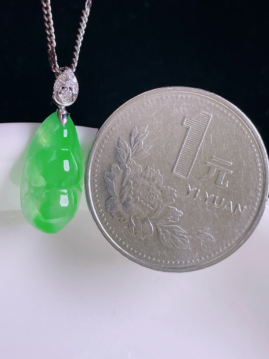 ️冰绿福豆，老种起光，细底通透，尺寸：22.3裸石16.8/8.3/3.7mm0809