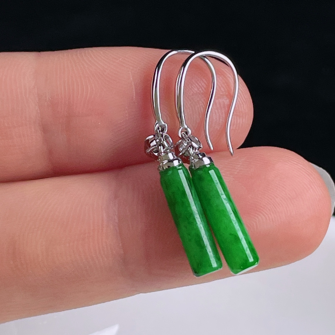 ️辣绿耳坠，老种起光，细底通透，尺寸：裸石13/3.7mm0809