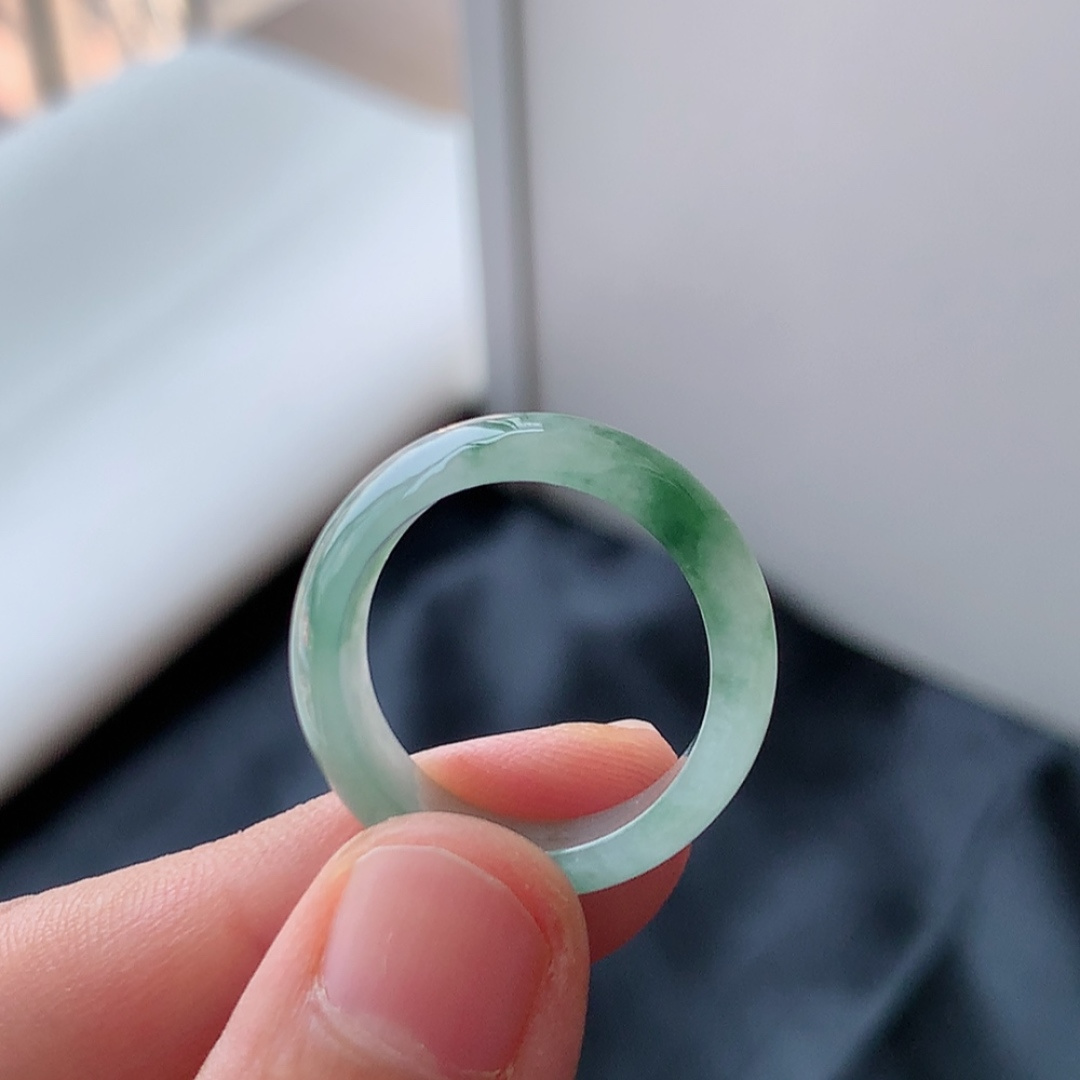 冰飘花戒圈 翠色清新，种老底子细腻，佩戴简单大方货号10807，24.0-7.4-3.2