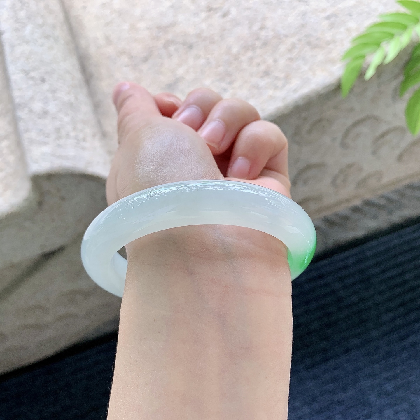 正圈56 57，圈口57.6/12.2/9.4，编码H3080941，描述冰糯飘阳绿，水润，种老，细腻，无裂。