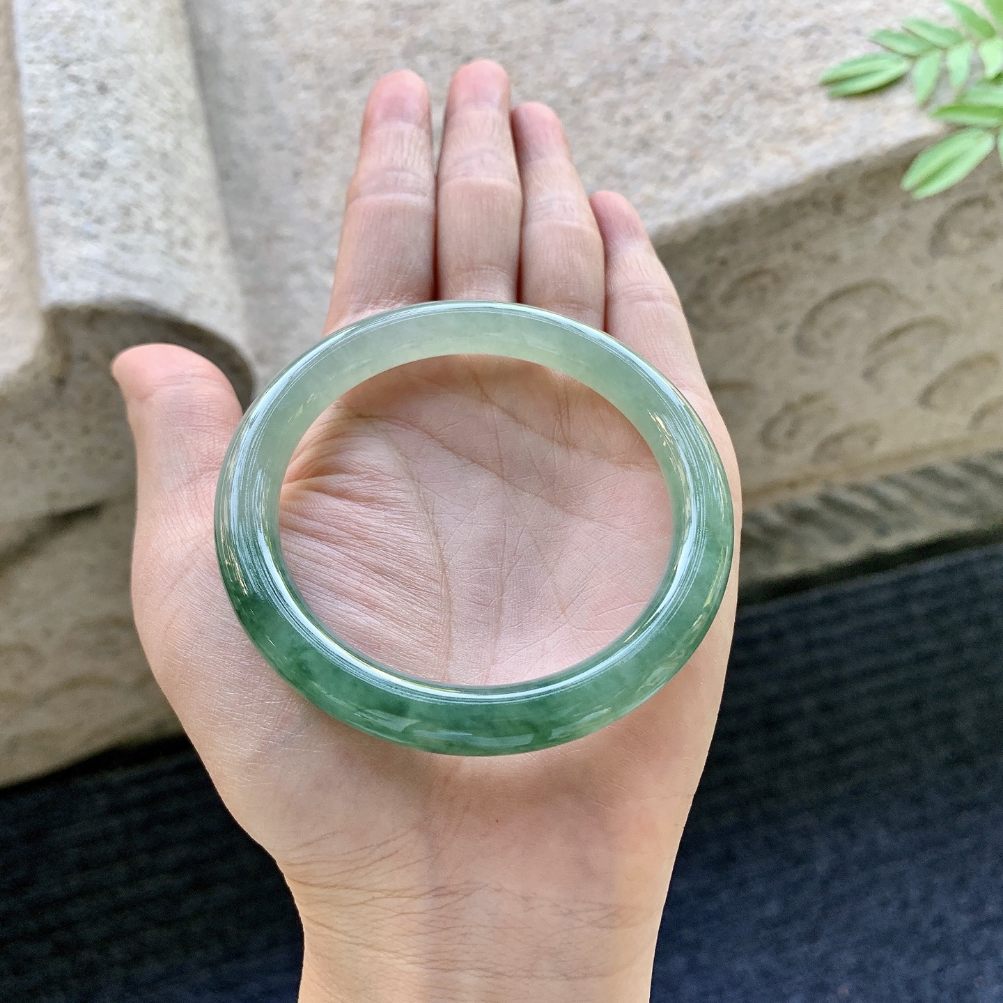 圆条53 54，圈口54.8/8.2/8.3，编码B2081007，糯冰绿花，水润，种老，细腻，无裂。