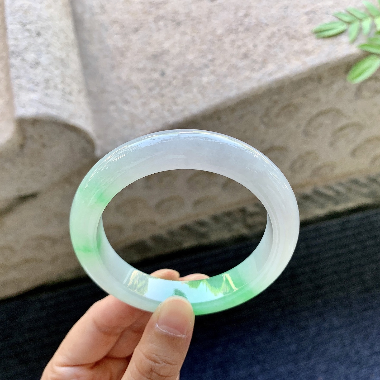 正圈56 57，圈口57.2/12.5/7.3，编码GJ081020，描述冰糯飘阳绿，水润，种老，细腻，打灯有絮线