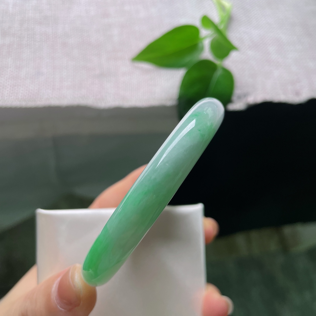 55/10.2飘绿圆条，白底青，恰似宣纸落墨，这一笔翠色，晕染了千年。横纹，56667a