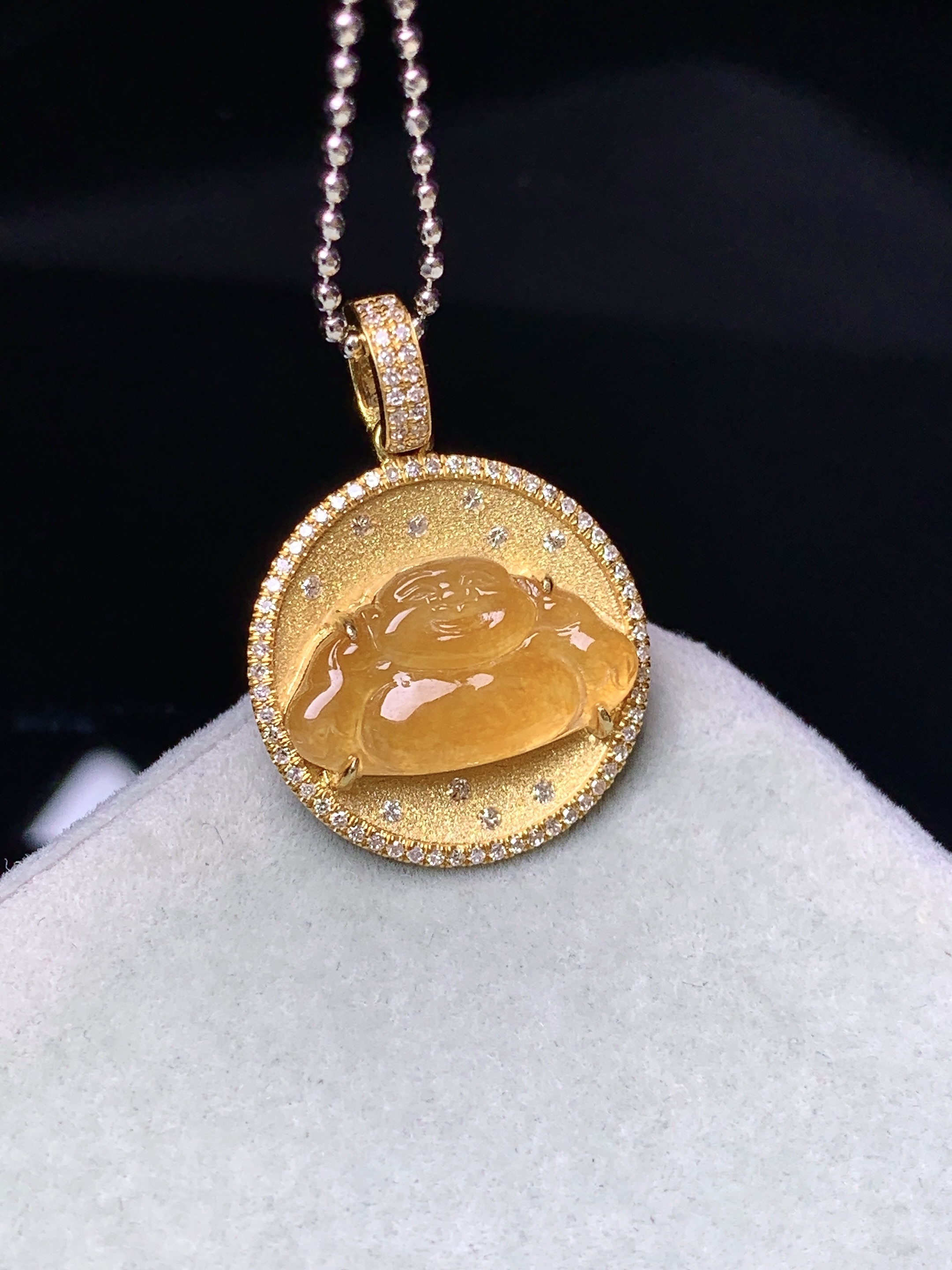 18k金钻镶嵌黄翡佛公吊坠 玉质细腻 色泽艳丽清新 水润亮眼 整体尺寸23.3*16.8*4.3 y