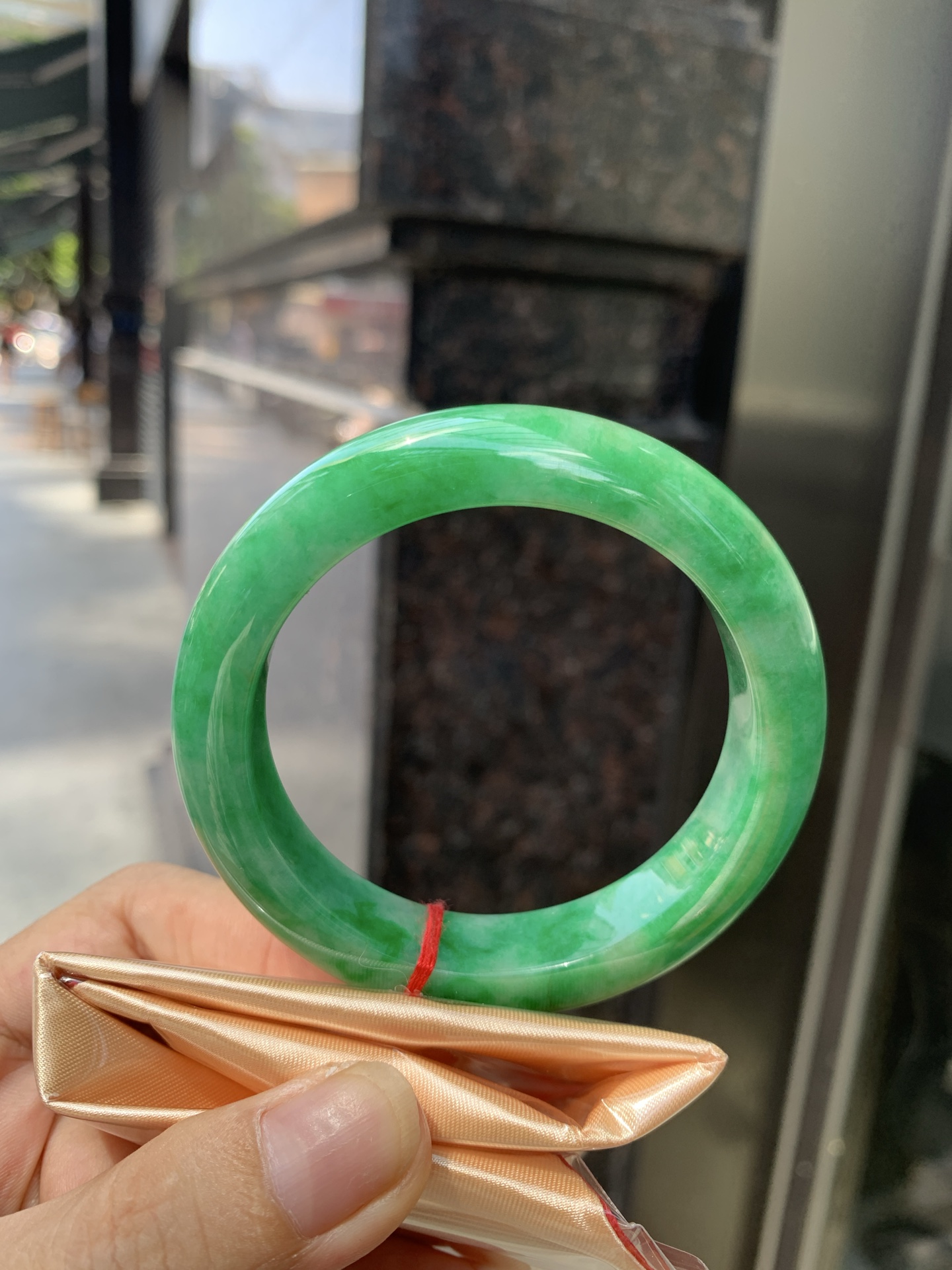 满绿正圈,打灯纹裂，表皮微扣