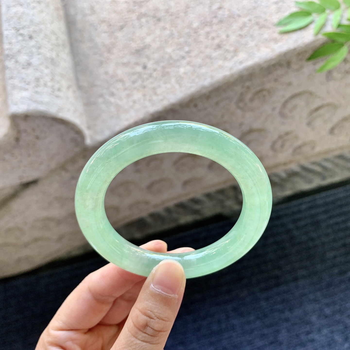 圆条51 52，圈口52.4/10.5/10.4，编码C11081120，糯冰果绿，水润，种老，细腻，打灯有棉线