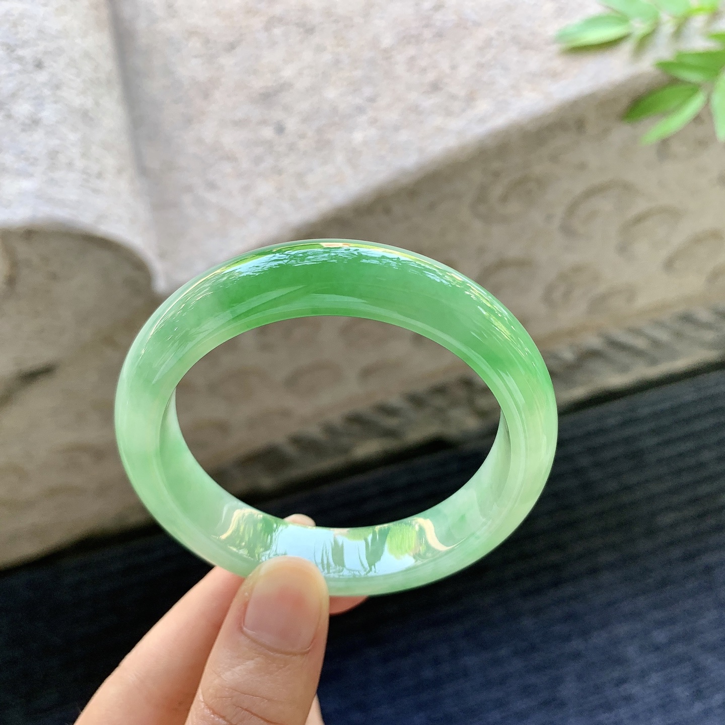 正圈52 53，圈口53.5/12.6/7.8，编码W6081129，描述冰糯飘辣阳绿，水润，种老，细腻，无裂。