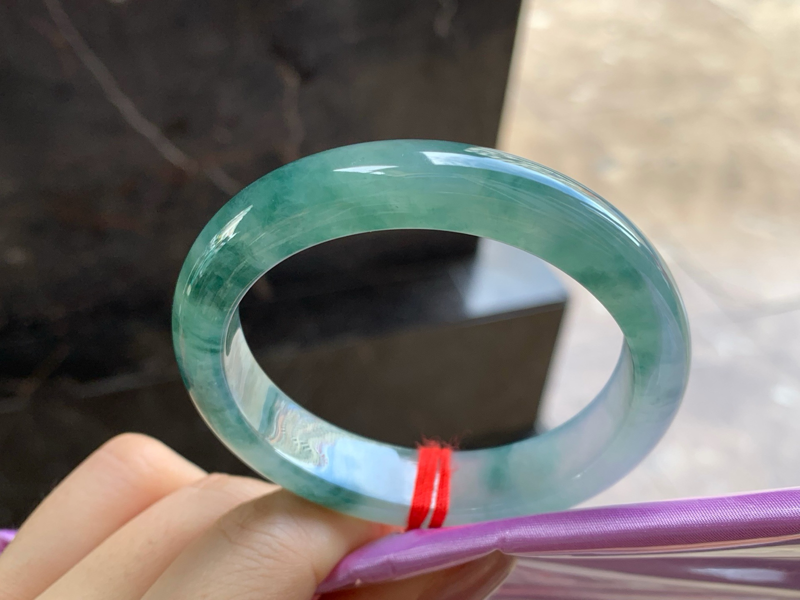 53.3-12.7-8.7
飘花贵妃镯^_^水润十足 正圈50可以戴