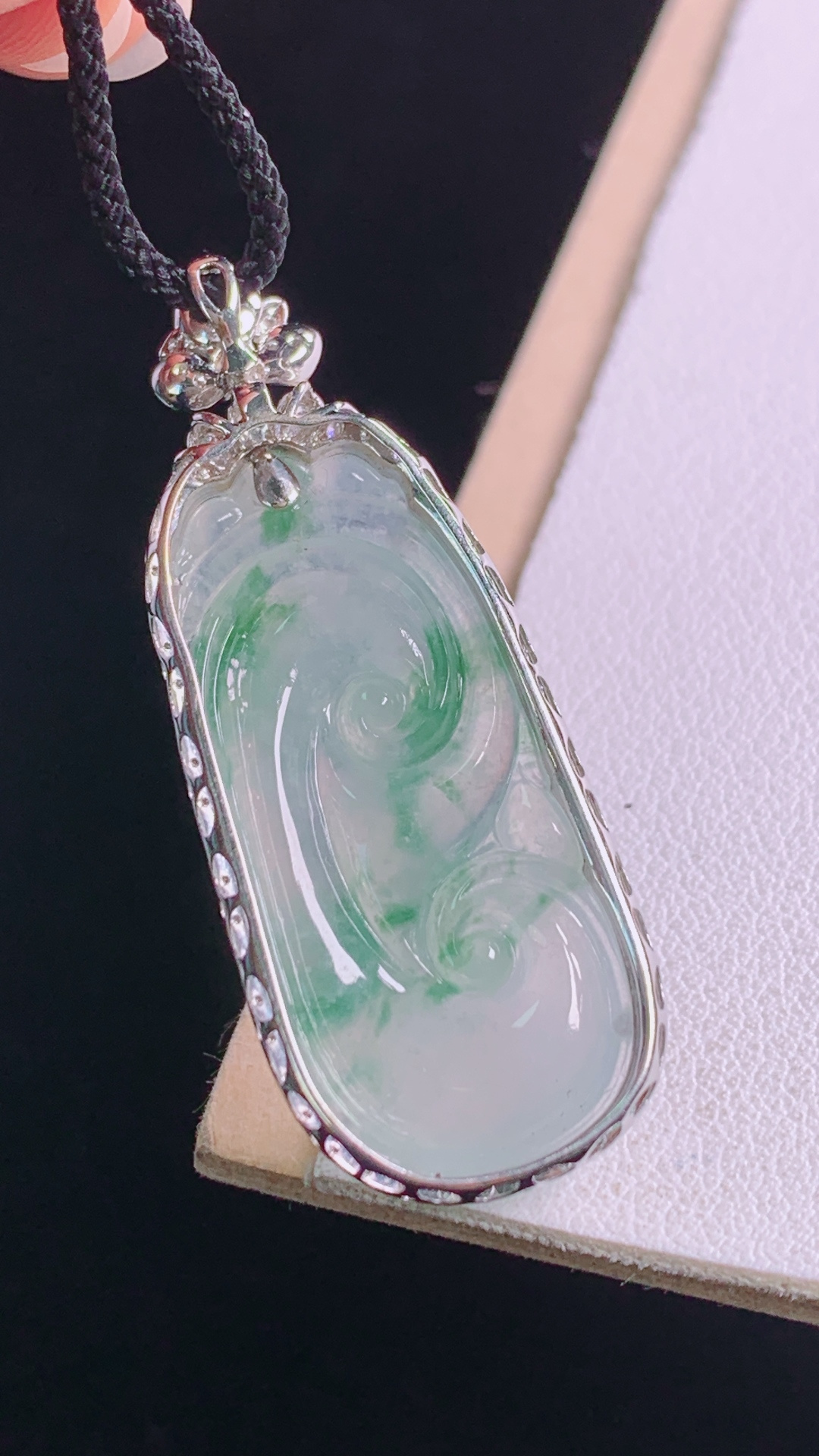 ️冰飘花如意吊坠，18K重金镶嵌，花色灵动，水润清透，无裂，尺寸:42.0-16.5-8.6/裸石32.0-15.0-5.4mm 8