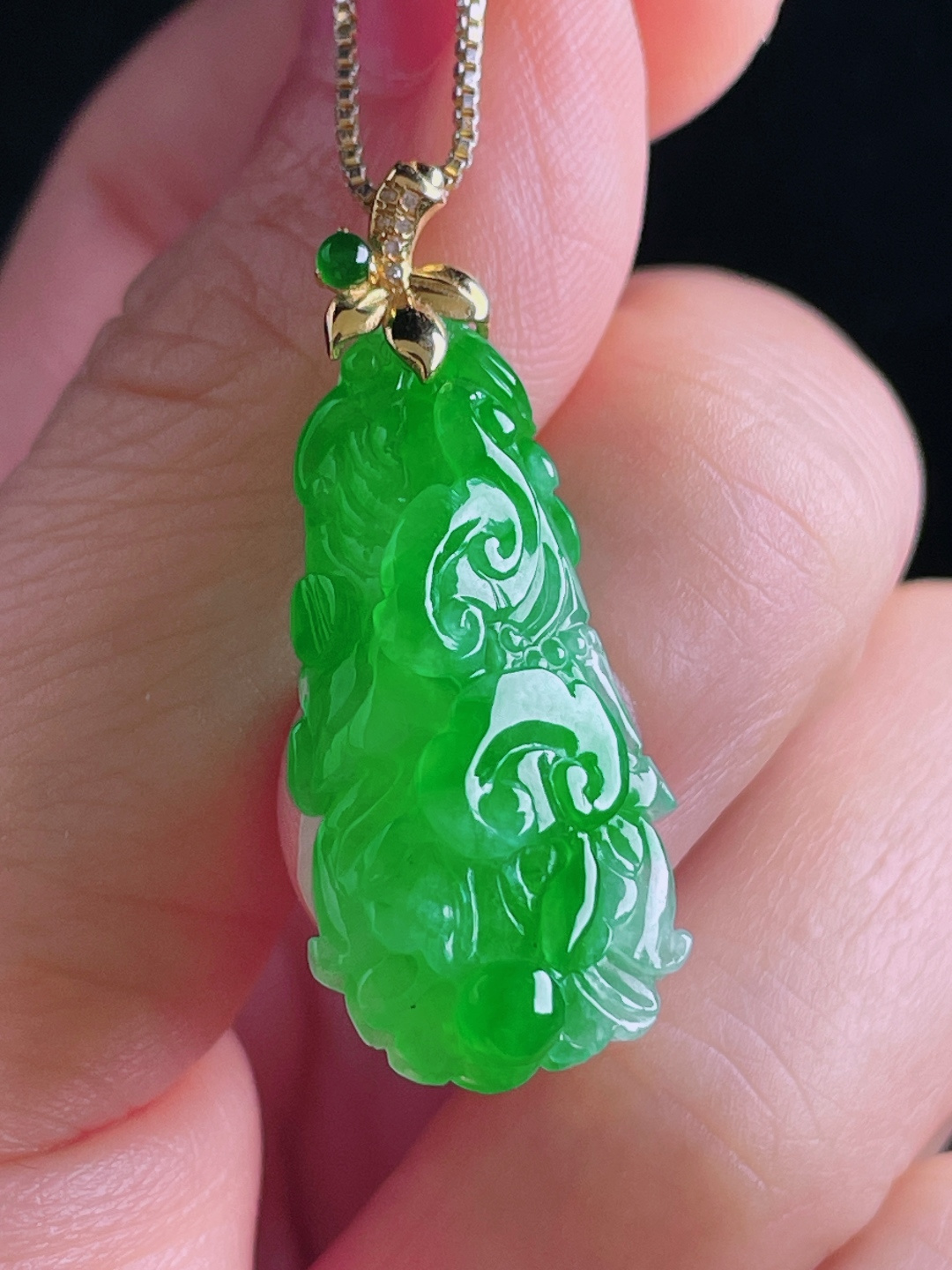 ️辣绿白菜/百财，老种起光，细底通透，尺寸：33.8裸石28/14.4/7.3mm0810