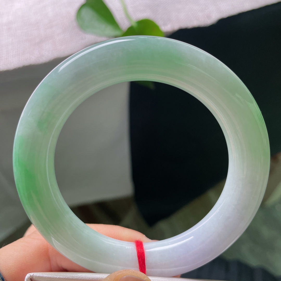 56/12.2，春彩圆条，无裂，一边翠色盎然，一边素净柔和，玉光温润内敛，浓淡相宜，将山水意韵凝于腕间。ss56691a