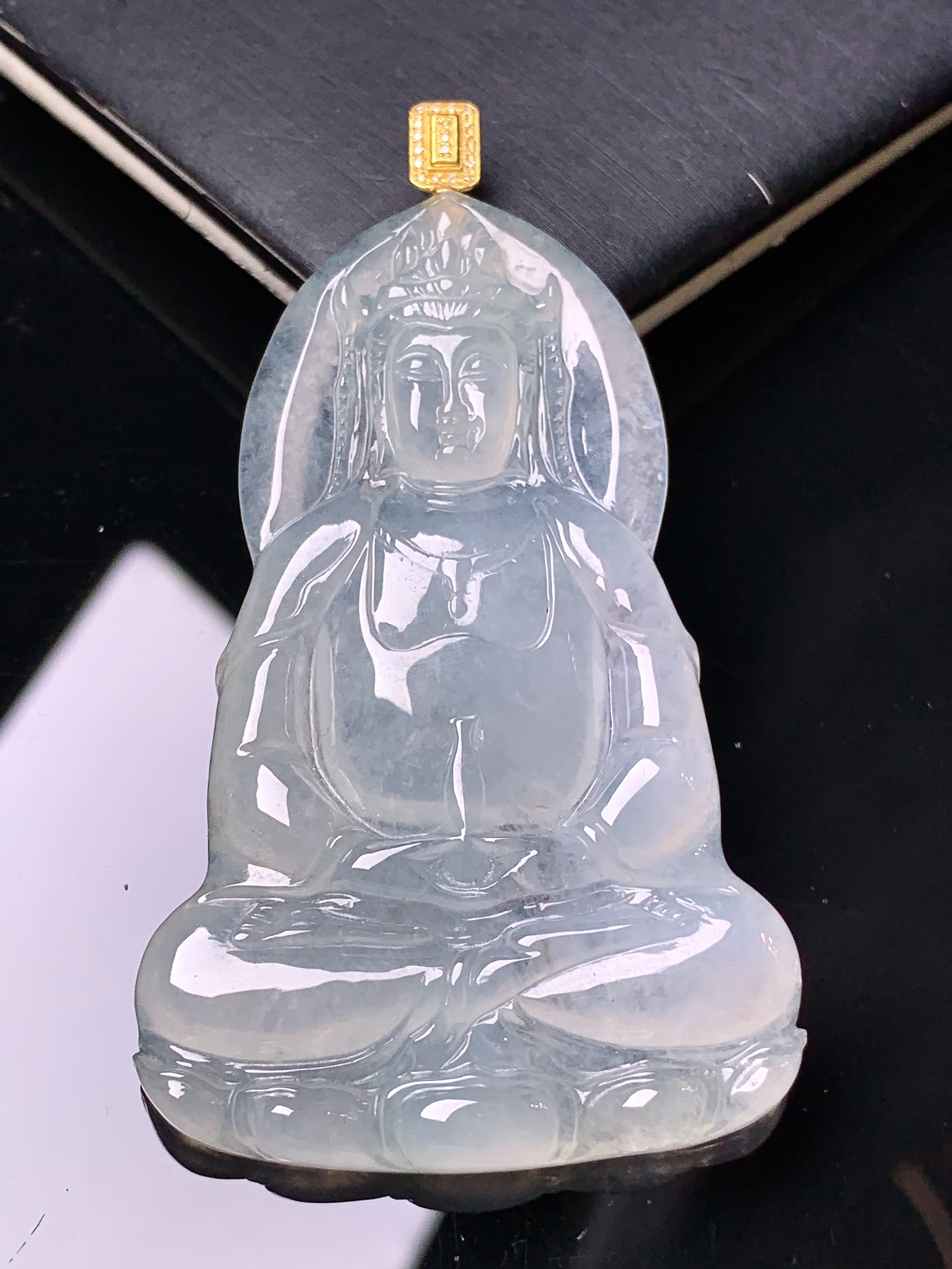 18k金镶嵌冰种观音菩萨吊坠 玉质细腻 色泽艳丽清新 水润亮眼 整体尺寸62.8*35*5 c1