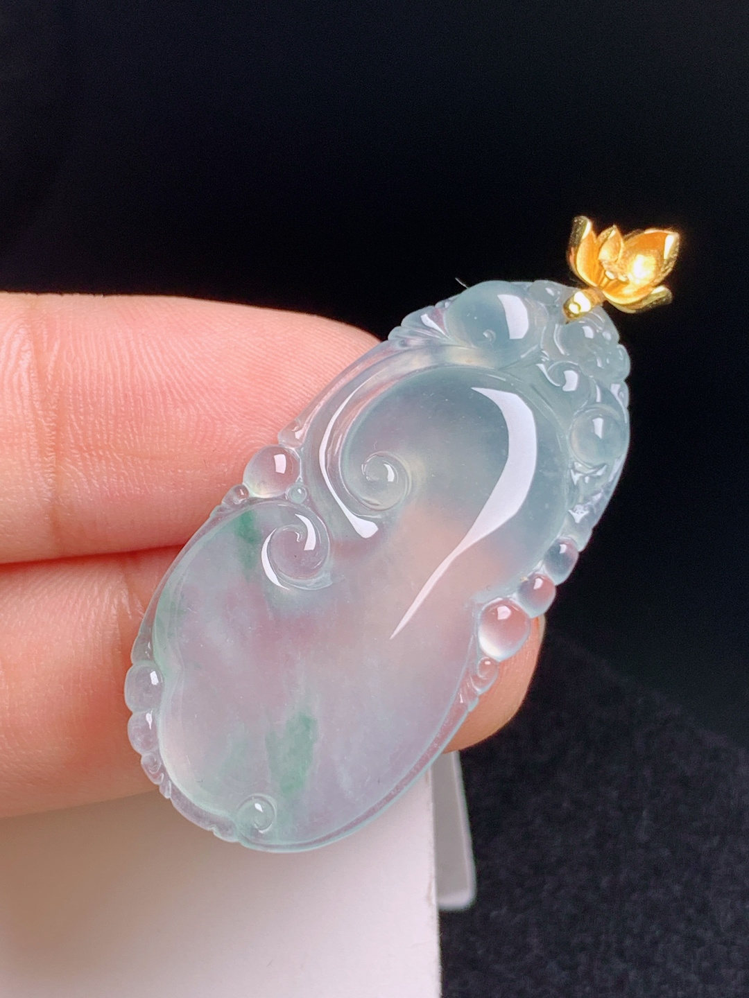 高冰飘花如意吊坠，胶感莹润，线条雅致，吉祥顺遂