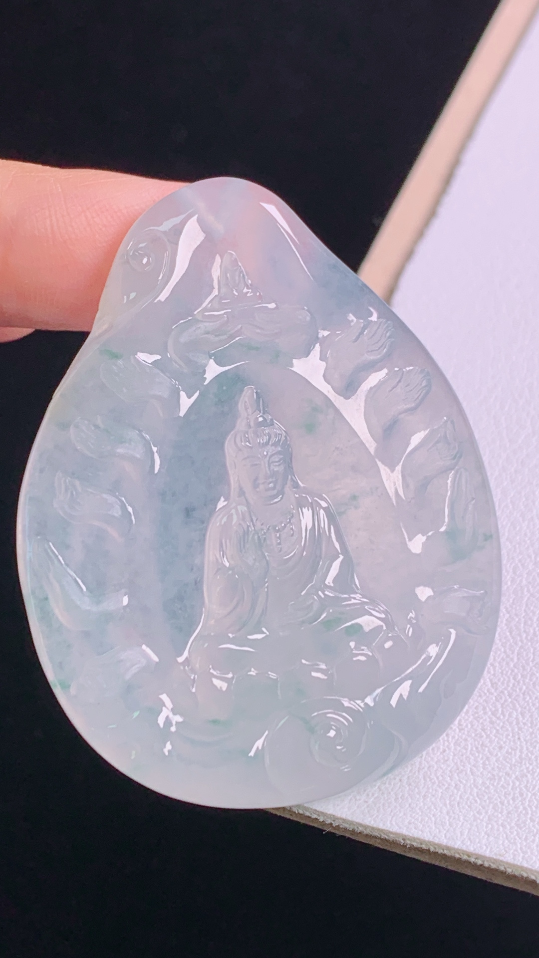 ️冰飘花千手观音，花色灵动，清透起光，无裂，尺寸:50.8-39.7-7.3mm 8